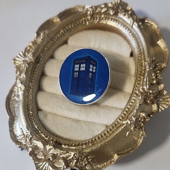 Dr Who Tardis cartoon character enamel pin badge tie lapel cap pin - Picture 1 of 3